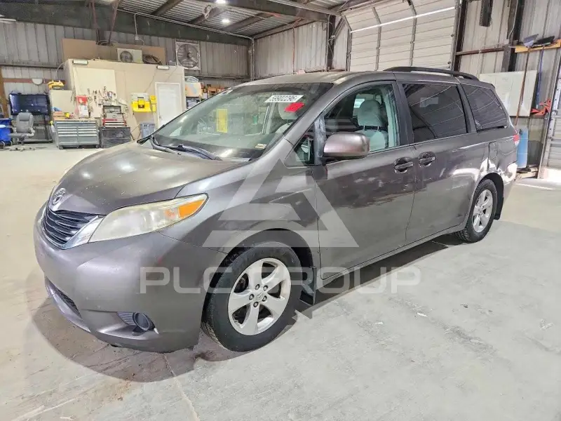 2013 Toyota SIENNA фото