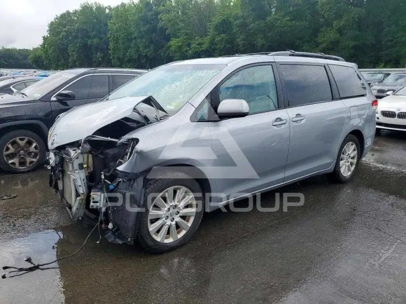 2013 Toyota SIENNA фото