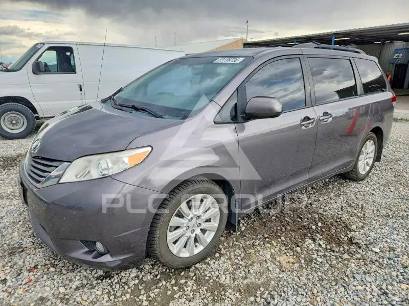 2013 Toyota SIENNA фото