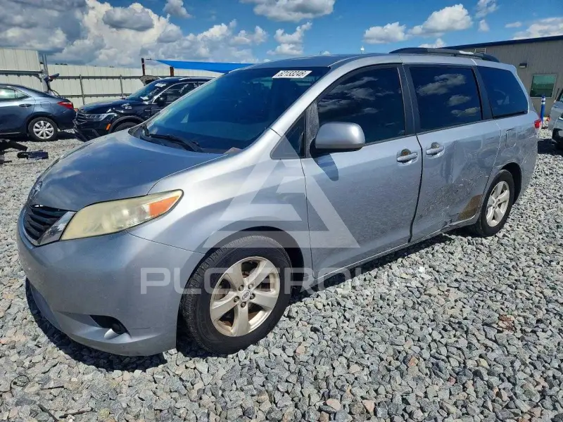 2013 Toyota SIENNA фото