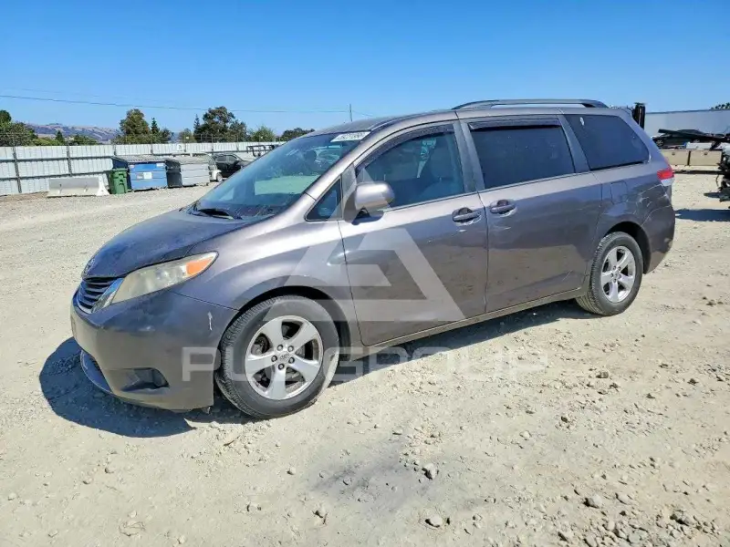 2013 Toyota SIENNA фото