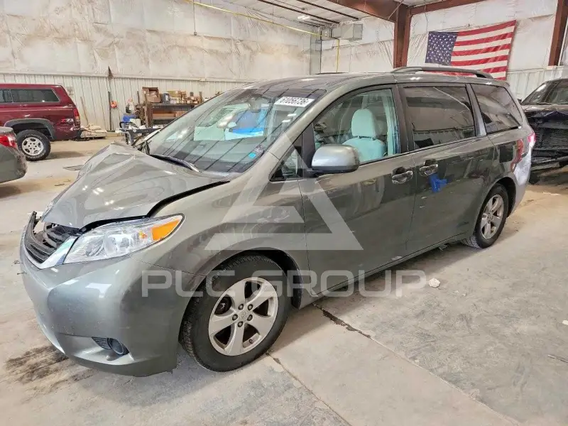 2013 Toyota SIENNA фото