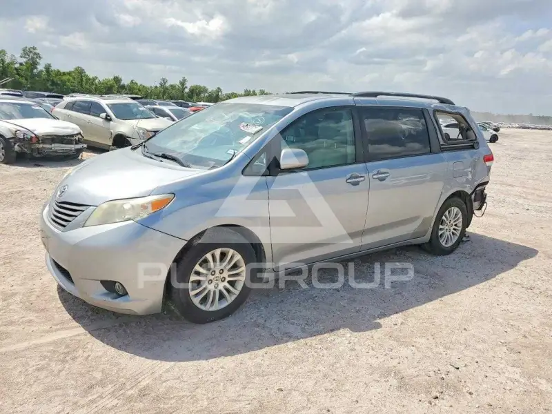 2013 Toyota SIENNA photo