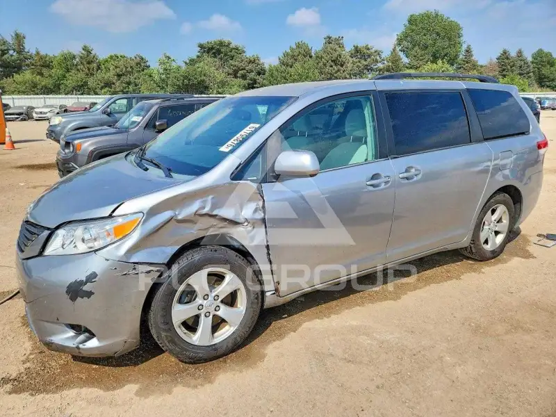 2013 Toyota SIENNA photo