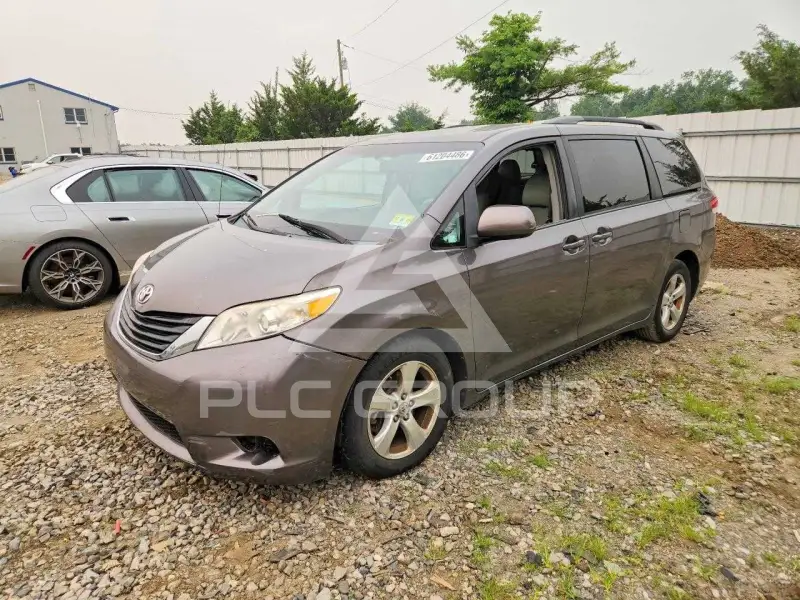 2013 Toyota SIENNA фото