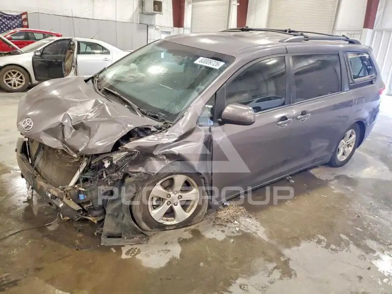 2013 Toyota SIENNA фото
