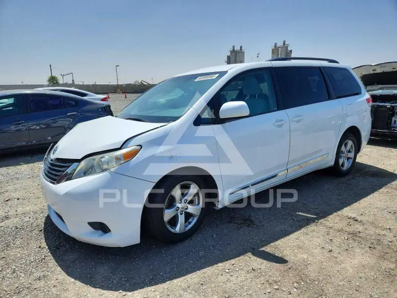 2013 Toyota SIENNA photo