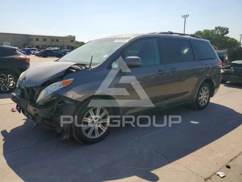 2013 Toyota SIENNA photo