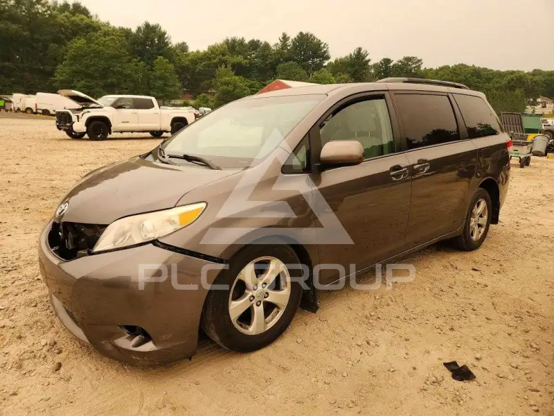 2013 Toyota SIENNA фото