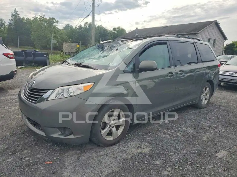 2013 Toyota SIENNA фото