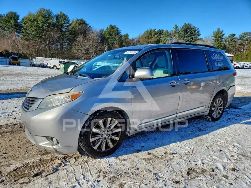 2013 Toyota SIENNA фото