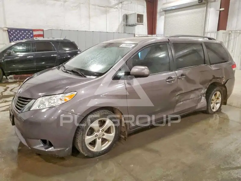 2013 Toyota SIENNA фото