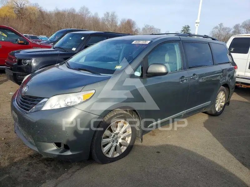 2013 Toyota SIENNA фото