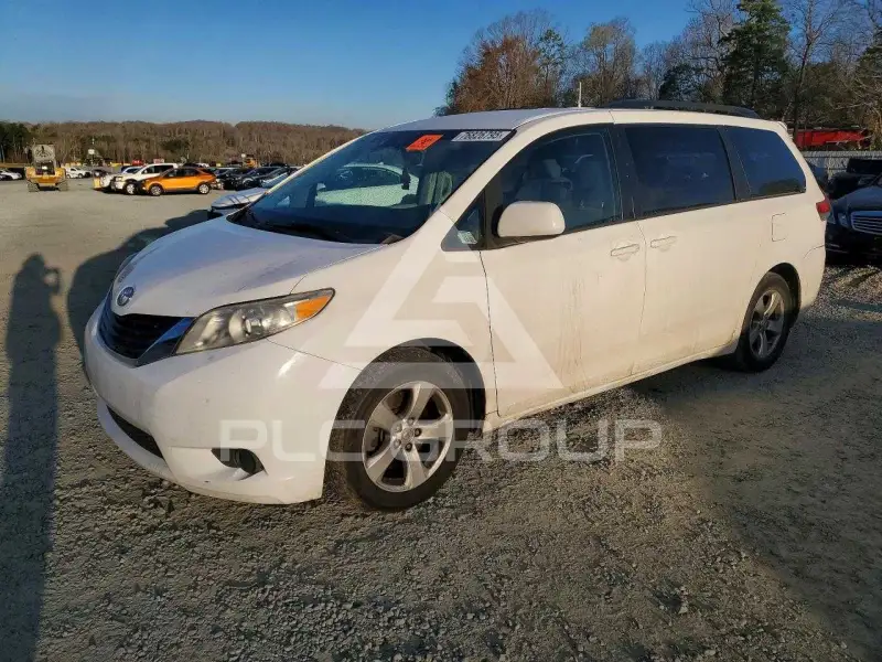 2013 Toyota SIENNA фото