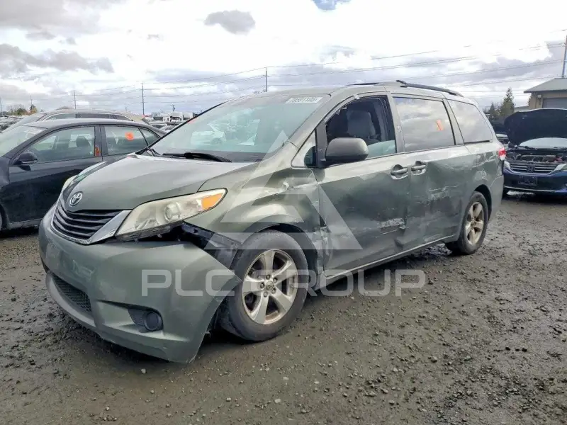 2013 Toyota SIENNA фото