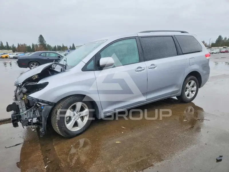 2013 Toyota SIENNA photo