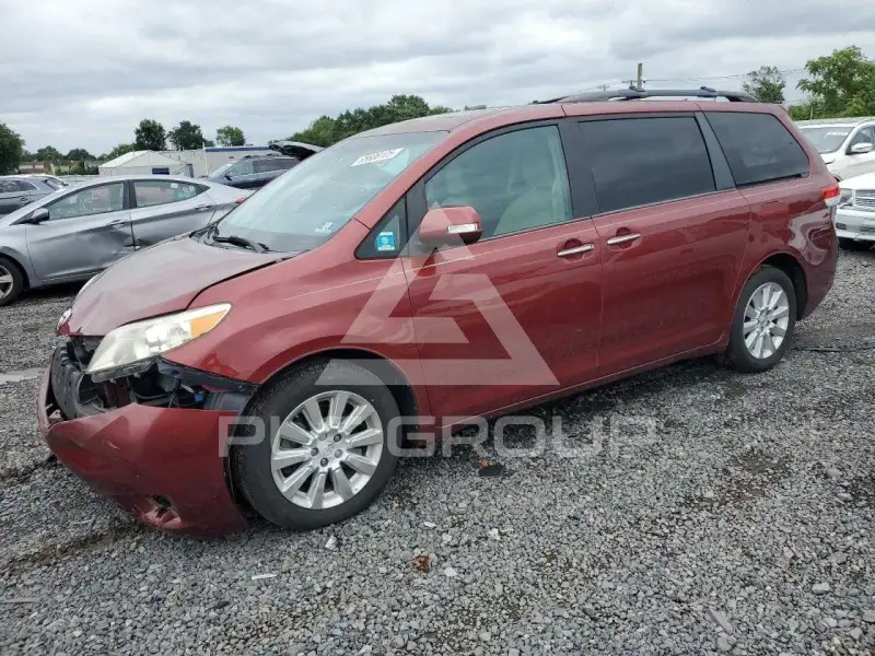 2013 Toyota SIENNA photo
