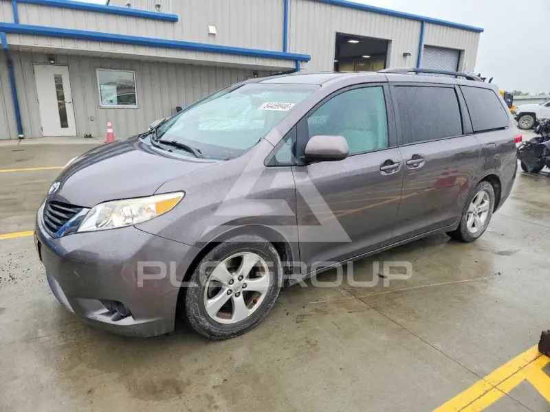 2013 Toyota SIENNA photo