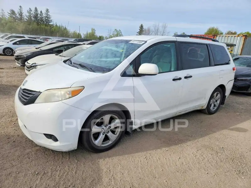 2013 Toyota SIENNA photo