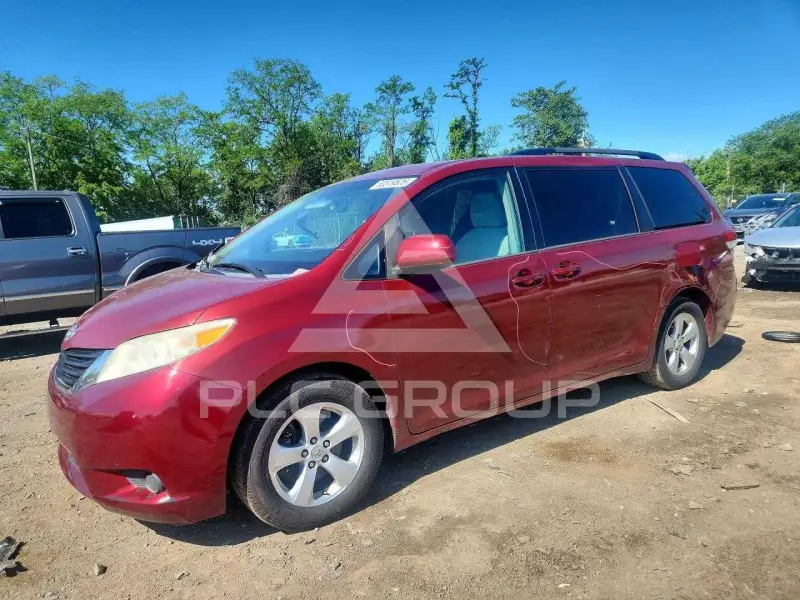 2013 Toyota SIENNA фото