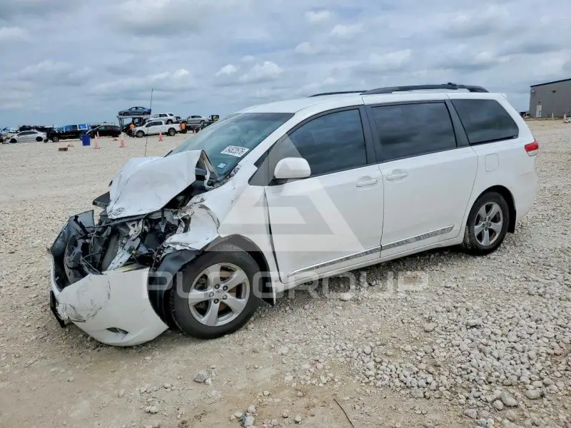 2013 Toyota SIENNA фото