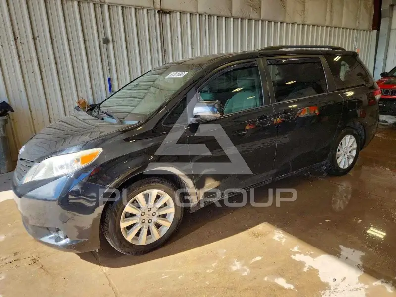2013 Toyota SIENNA фото