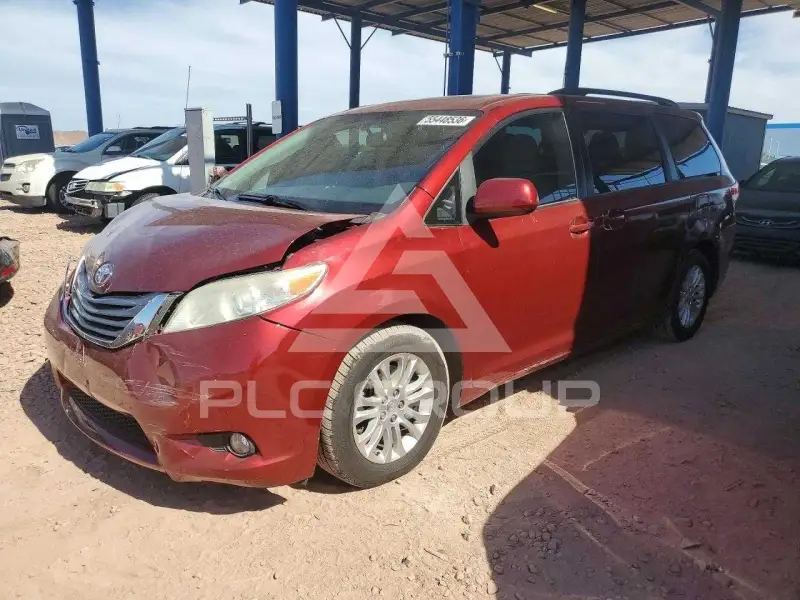 2013 Toyota SIENNA фото