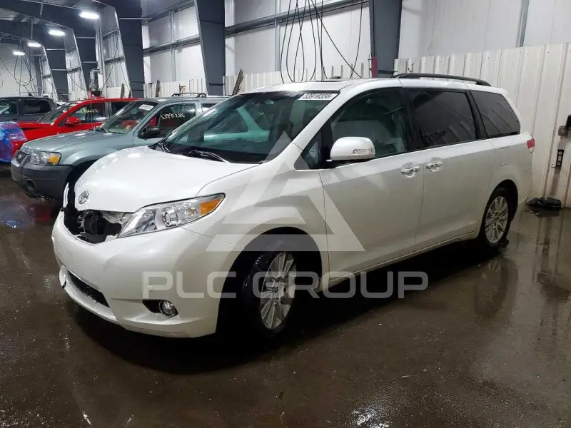 2013 Toyota SIENNA photo