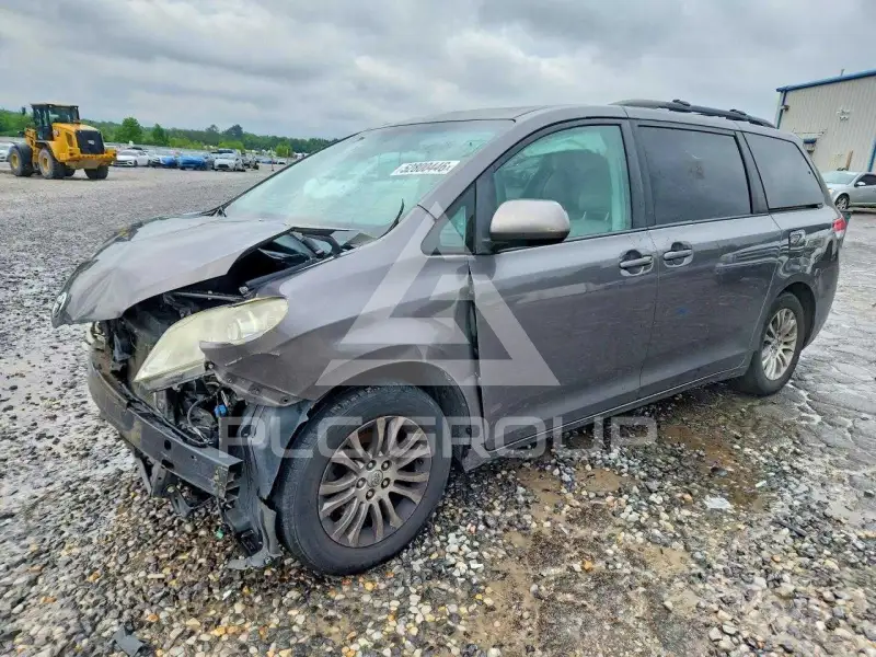 2013 Toyota SIENNA фото