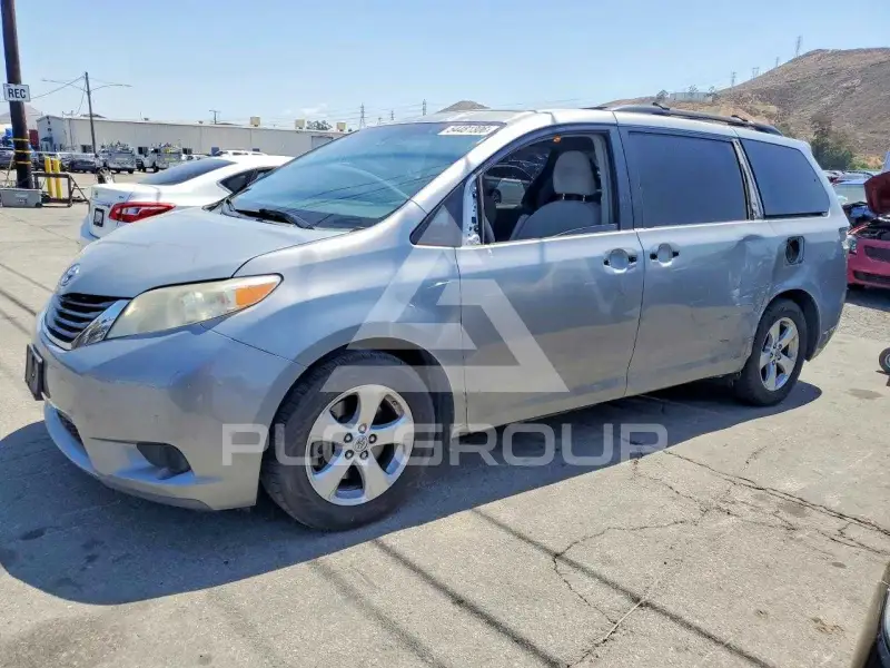 2013 Toyota SIENNA фото