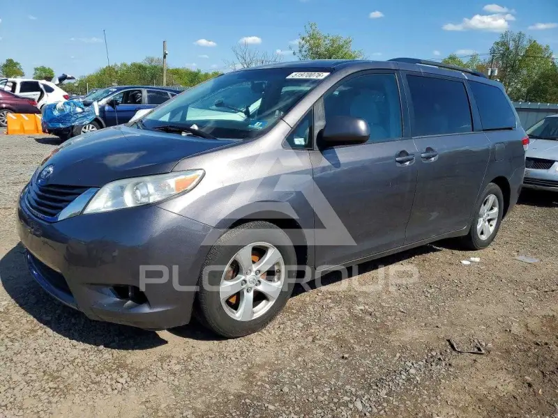 2013 Toyota SIENNA фото