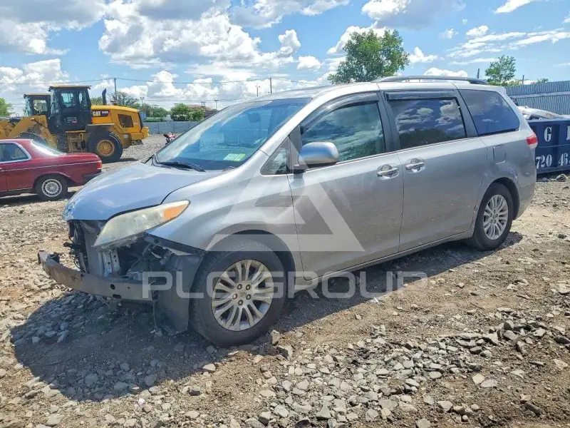 2013 Toyota SIENNA фото