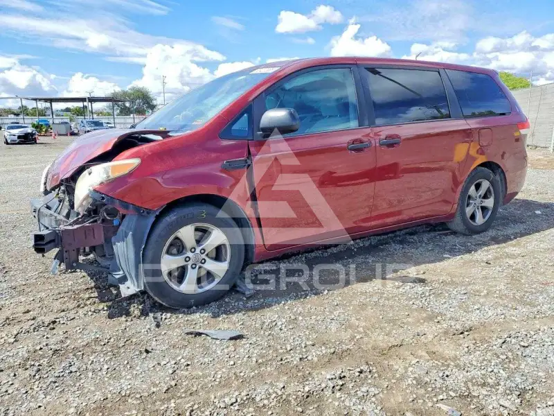2013 Toyota SIENNA photo