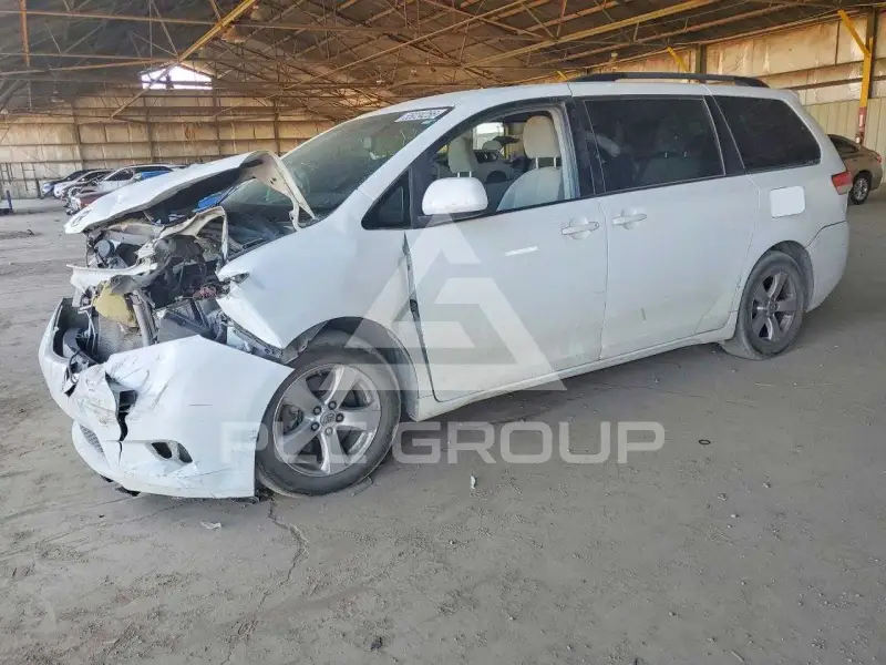 2013 Toyota SIENNA photo