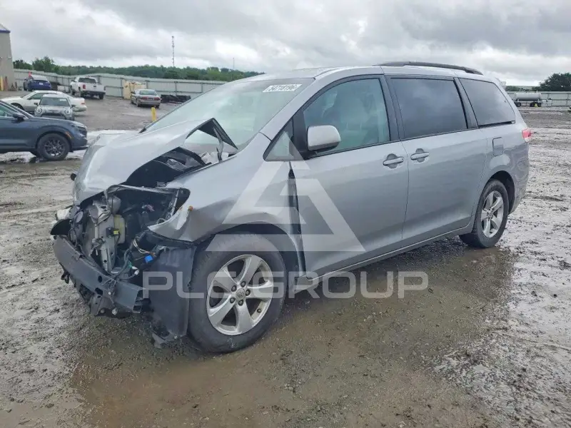 2013 Toyota SIENNA фото