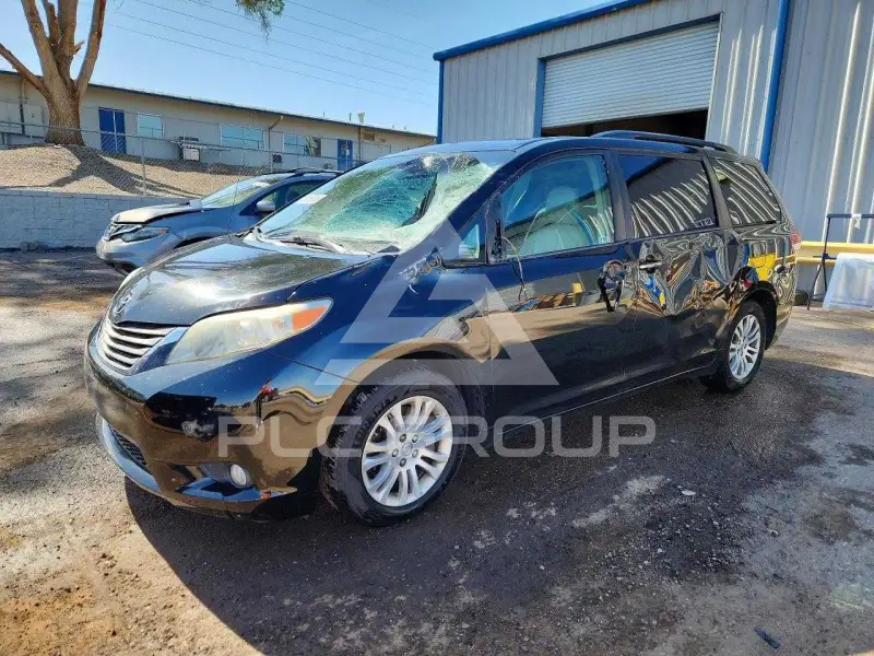 2013 Toyota SIENNA photo