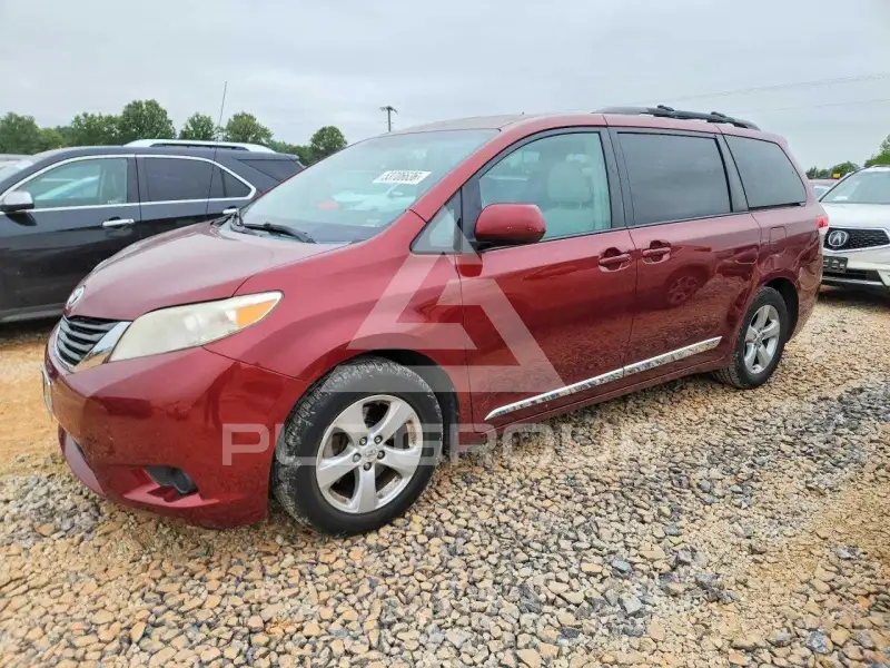2013 Toyota SIENNA photo