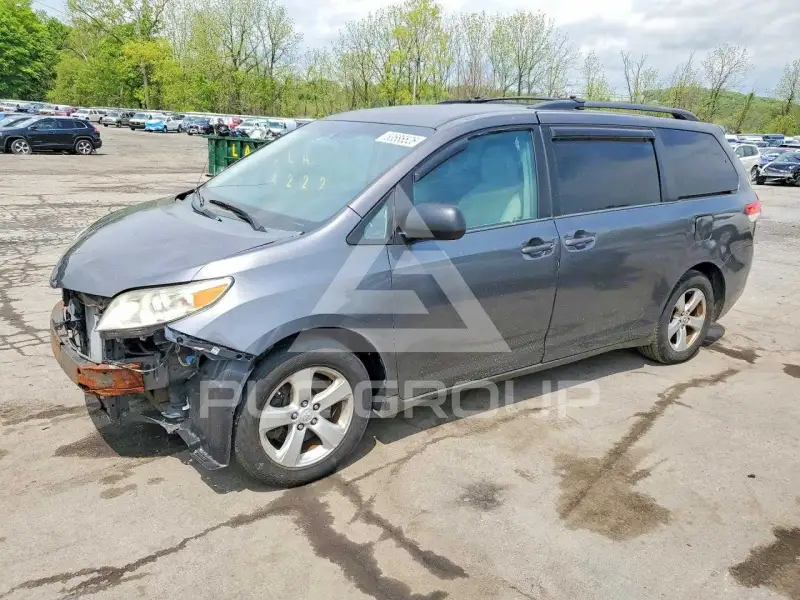 2013 Toyota SIENNA фото