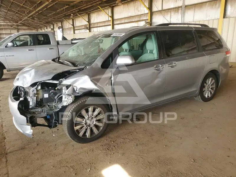 2013 Toyota SIENNA фото