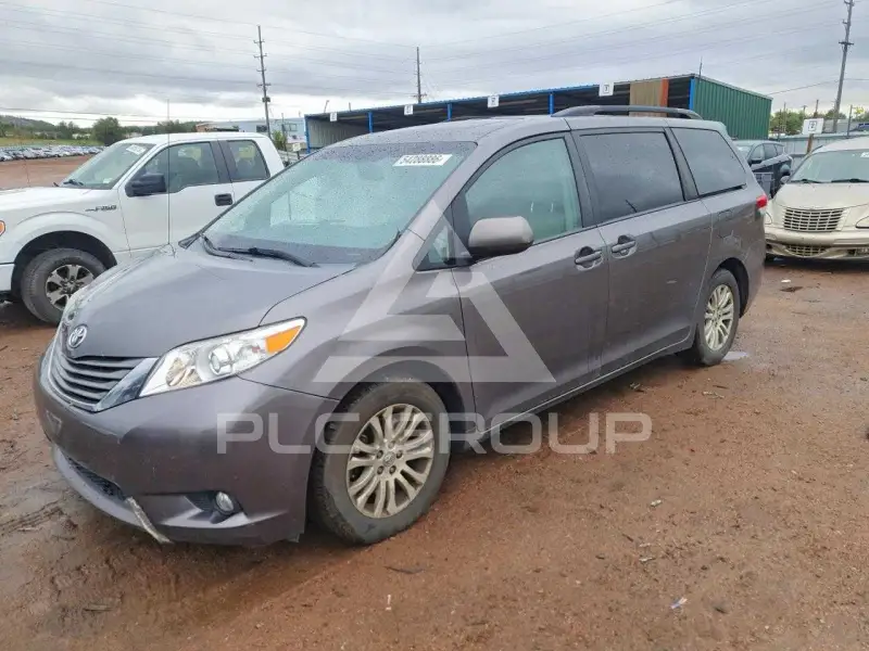 2013 Toyota SIENNA фото