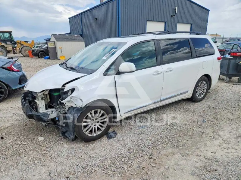 2013 Toyota SIENNA photo
