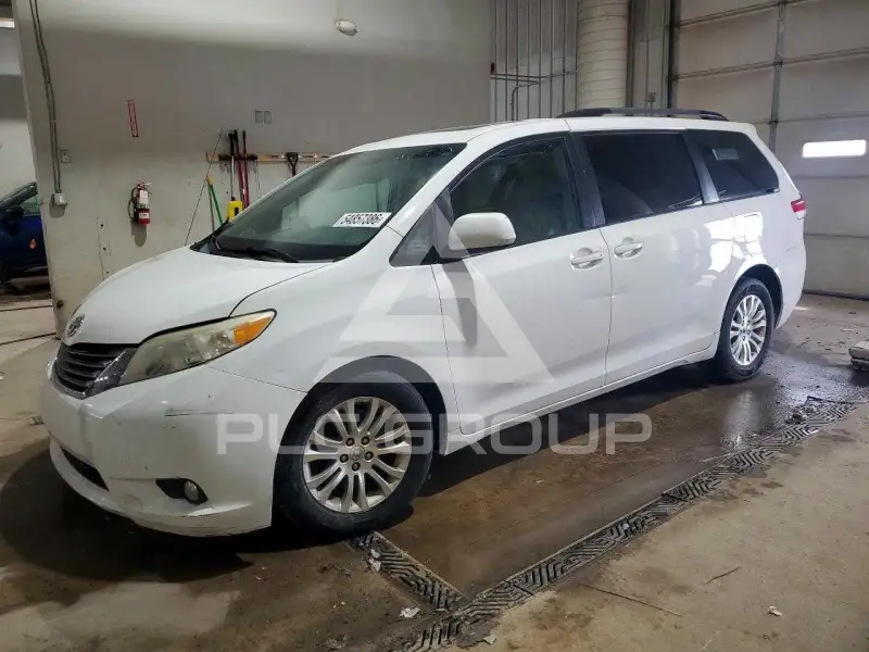 2013 Toyota SIENNA фото