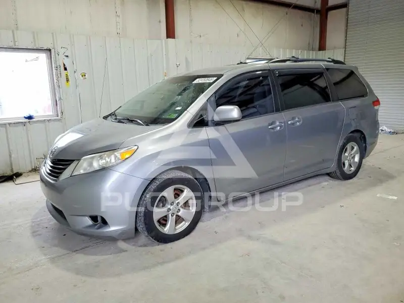 2013 Toyota SIENNA photo