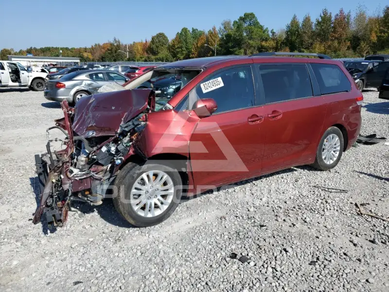 2013 Toyota SIENNA фото