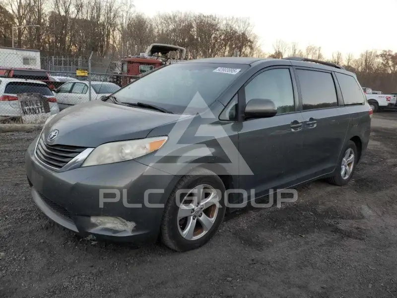 2013 Toyota SIENNA photo