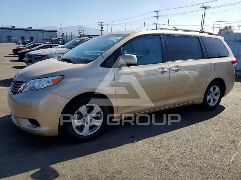 2013 Toyota SIENNA фото
