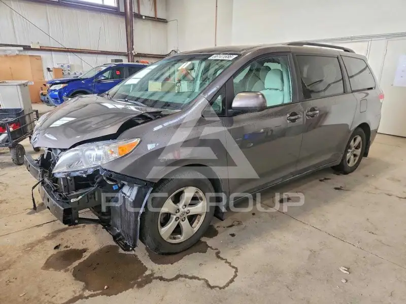 2013 Toyota SIENNA фото