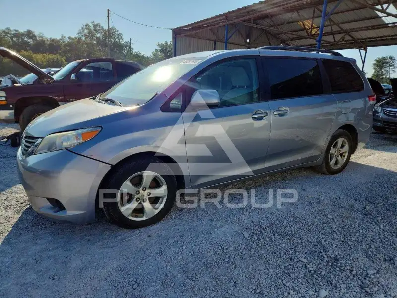 2013 Toyota SIENNA фото