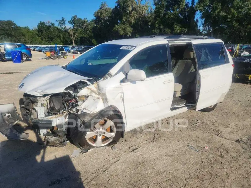 2013 Toyota SIENNA photo