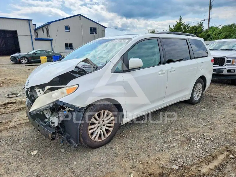 2013 Toyota SIENNA фото